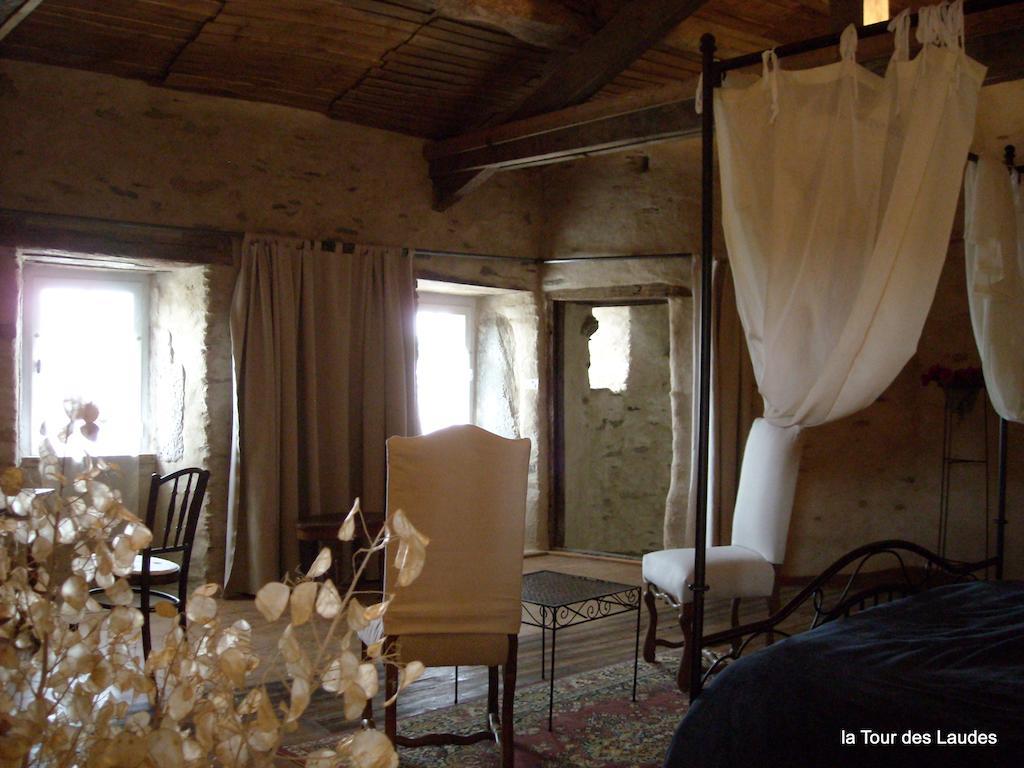 Bed and Breakfast La Tour Des Laudes Breuil-Barret Zewnętrze zdjęcie