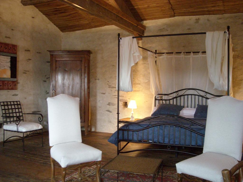 Bed and Breakfast La Tour Des Laudes Breuil-Barret Zewnętrze zdjęcie