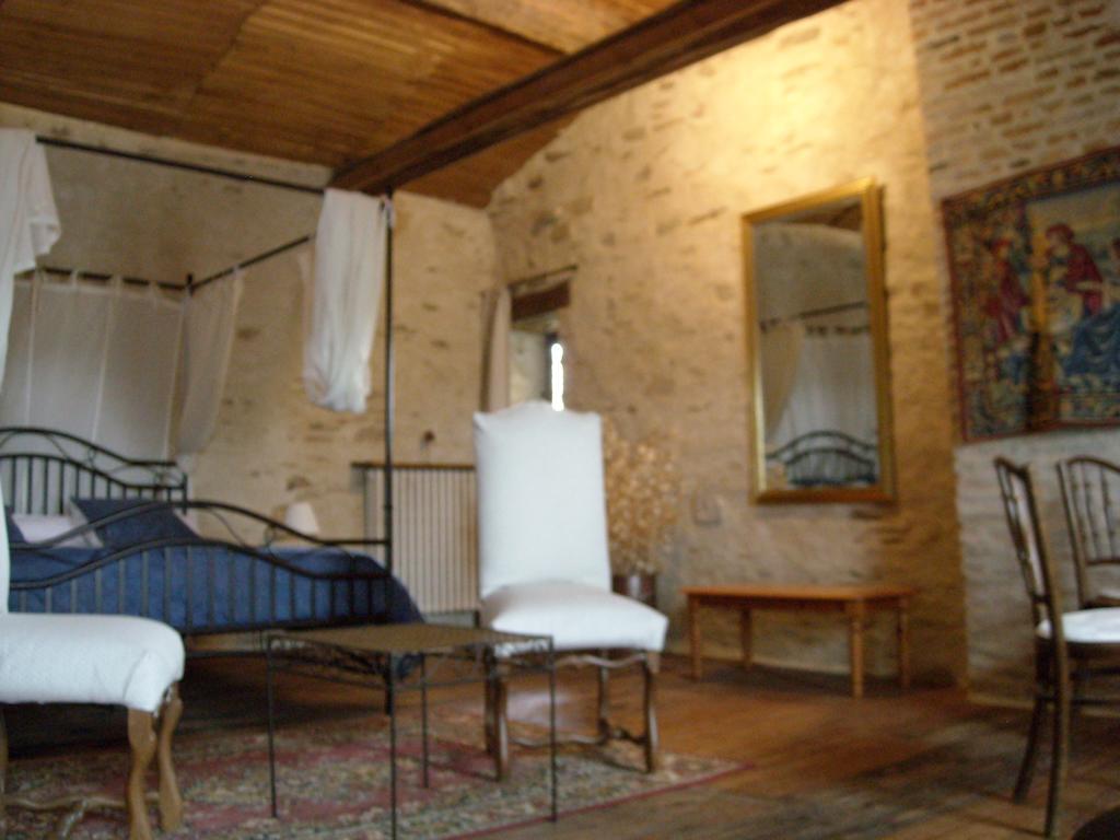Bed and Breakfast La Tour Des Laudes Breuil-Barret Pokój zdjęcie