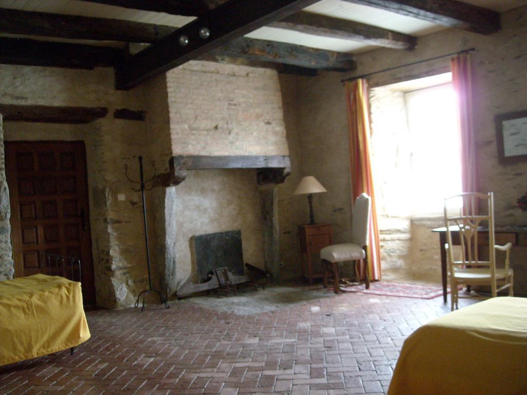 Bed and Breakfast La Tour Des Laudes Breuil-Barret Pokój zdjęcie