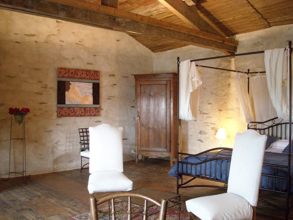 Bed and Breakfast La Tour Des Laudes Breuil-Barret Pokój zdjęcie