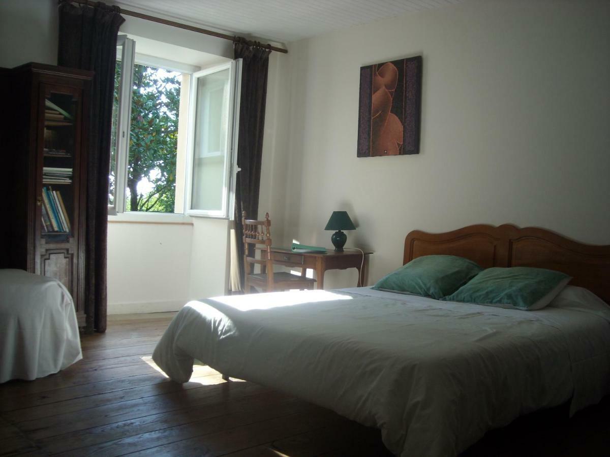 Bed and Breakfast La Tour Des Laudes Breuil-Barret Zewnętrze zdjęcie