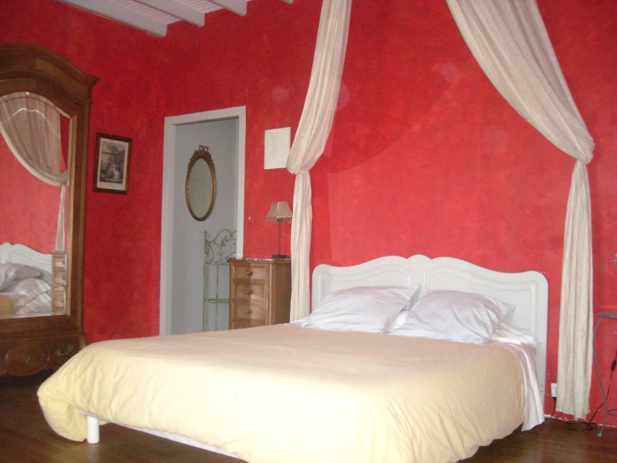 Bed and Breakfast La Tour Des Laudes Breuil-Barret Zewnętrze zdjęcie